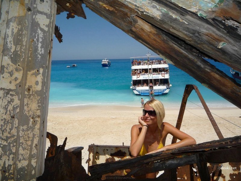 Amateur Blonde Vacation Explicit Photo Shoot: Busty Babe Bares All