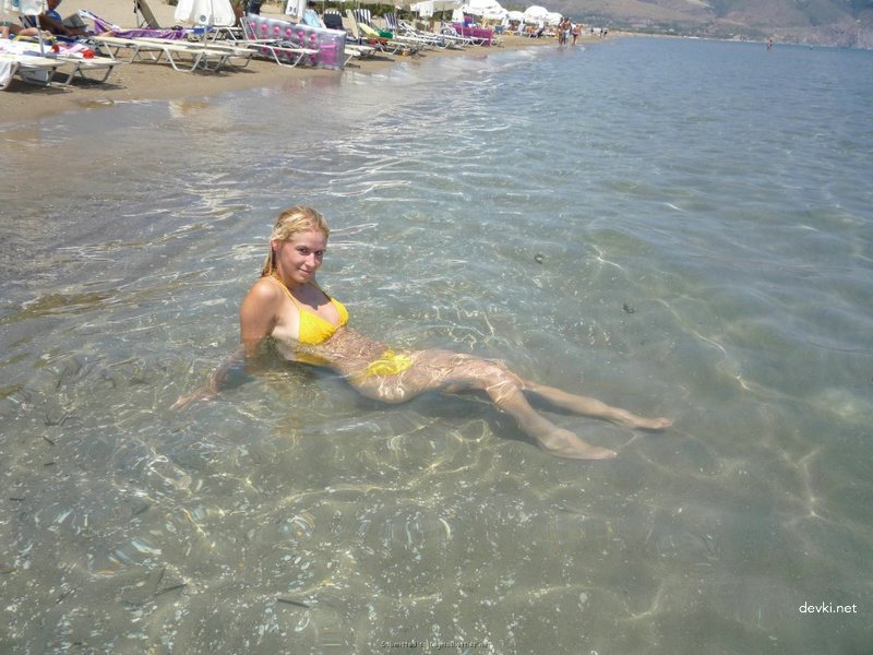 Amateur Blonde Vacation Explicit Photo Shoot: Busty Babe Bares All