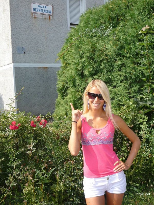 Amateur Blonde Vacation Explicit Photo Shoot: Busty Babe Bares All