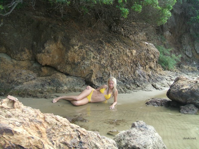 Amateur Blonde Vacation Explicit Photo Shoot: Busty Babe Bares All