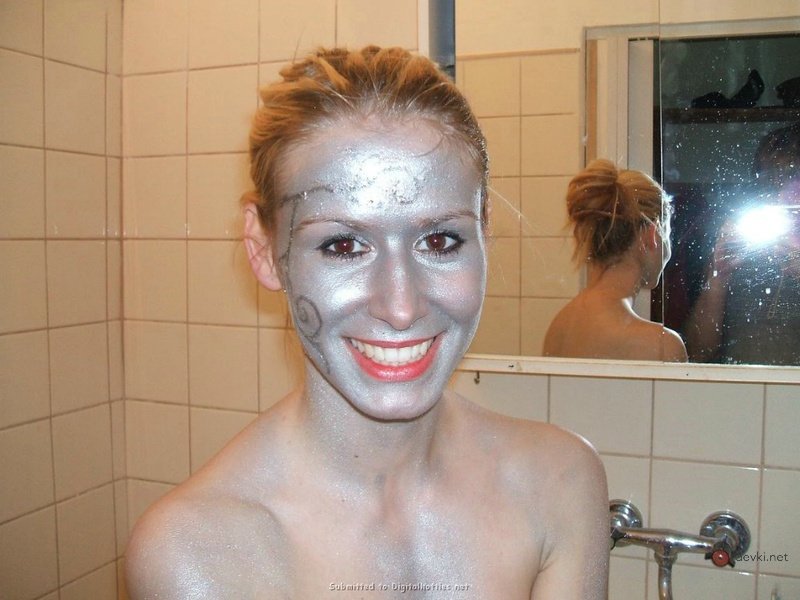 Amateur Blonde Vacation Explicit Photo Shoot: Busty Babe Bares All