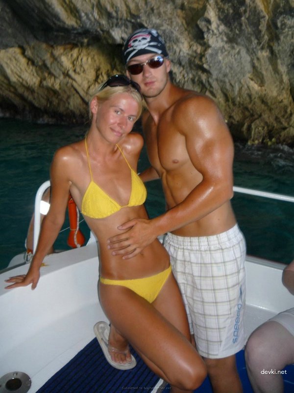 Amateur Blonde Vacation Explicit Photo Shoot: Busty Babe Bares All