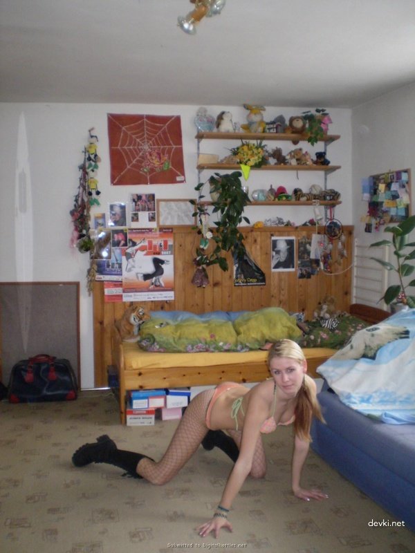 Amateur Blonde Vacation Explicit Photo Shoot: Busty Babe Bares All