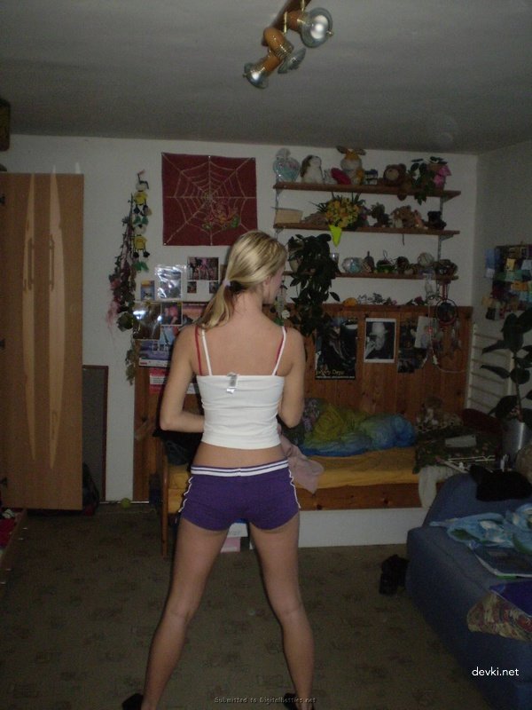 Amateur Blonde Vacation Explicit Photo Shoot: Busty Babe Bares All