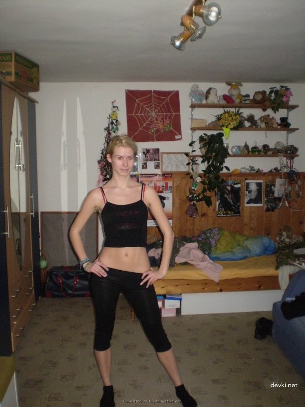 Amateur Blonde Vacation Explicit Photo Shoot: Busty Babe Bares All