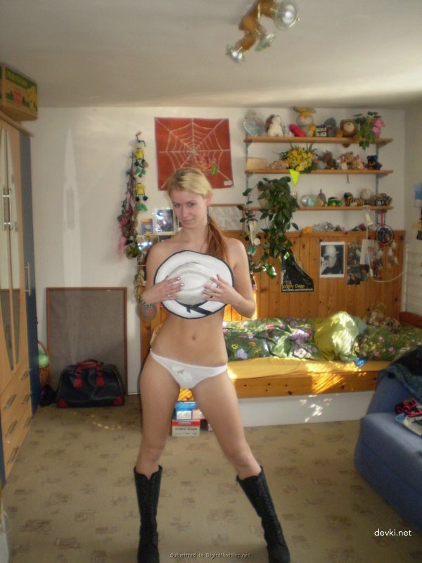 Amateur Blonde Vacation Explicit Photo Shoot: Busty Babe Bares All