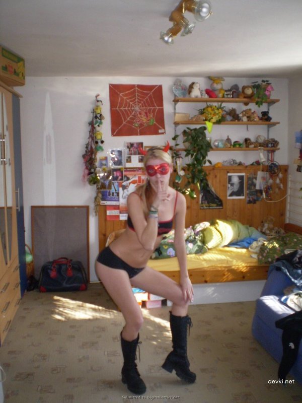 Amateur Blonde Vacation Explicit Photo Shoot: Busty Babe Bares All