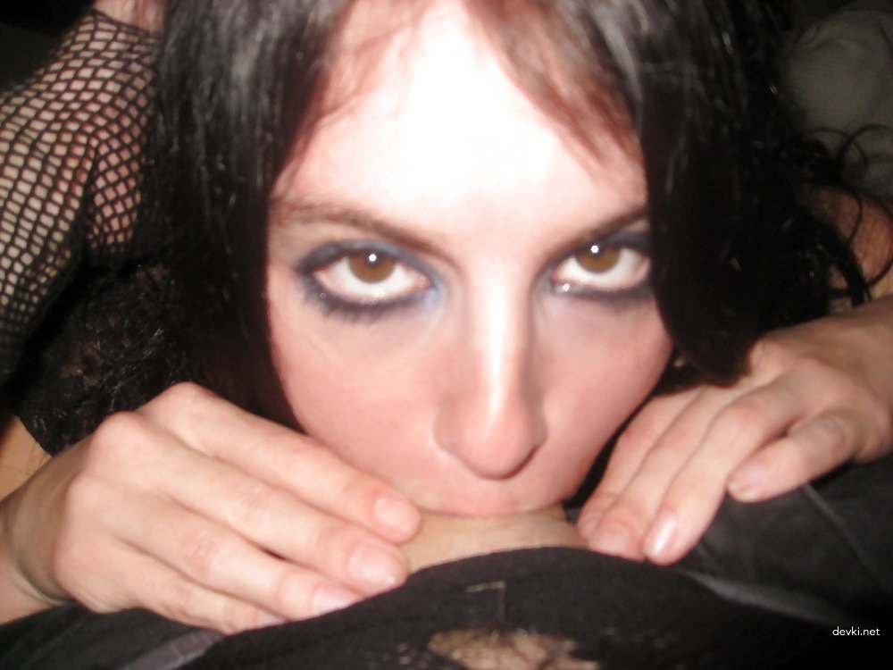 Amateur Girlfriend's Sloppy Deepthroat and Rough Fuck Session