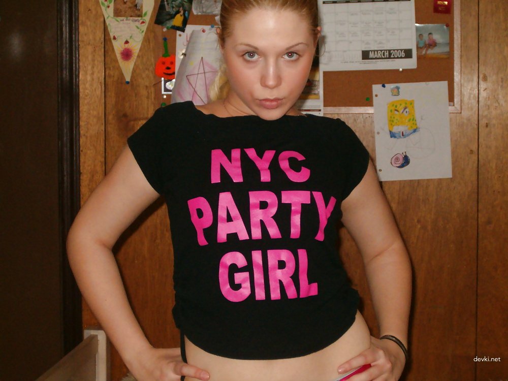 Explicit Topless Amateur Babe in Provocative Photoshoot - Uncensored