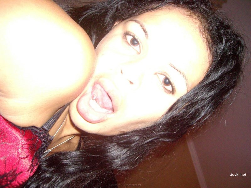 Sultry Mulatto Babe Shows Off Fine Ass: Explicit Amateur Photo Shoot