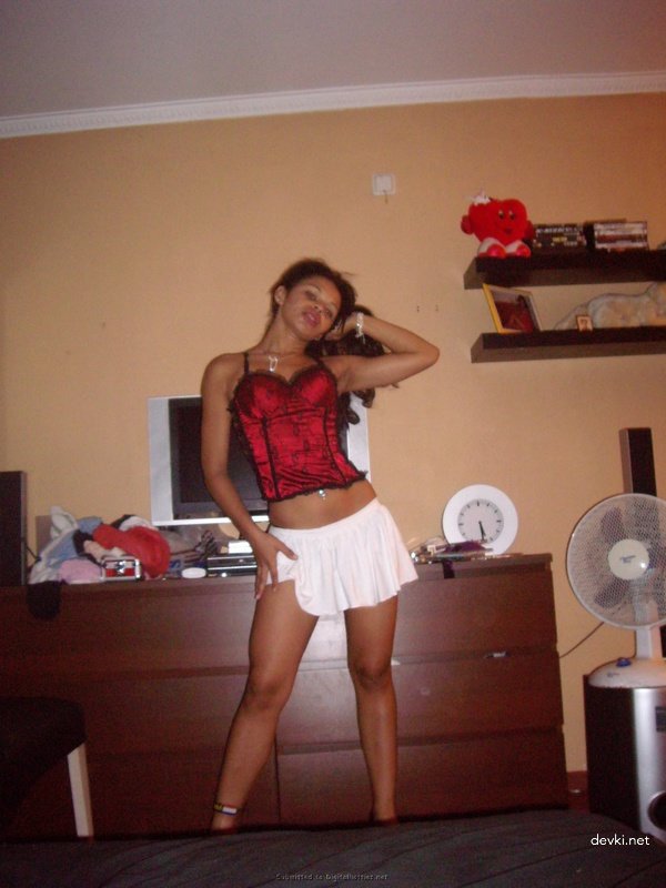 Sultry Mulatto Babe Shows Off Fine Ass: Explicit Amateur Photo Shoot