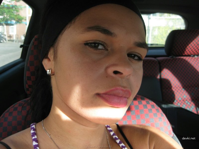 Sultry Mulatto Babe Shows Off Fine Ass: Explicit Amateur Photo Shoot