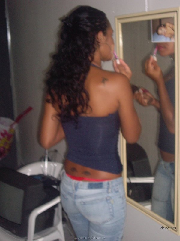 Sultry Mulatto Babe Shows Off Fine Ass: Explicit Amateur Photo Shoot