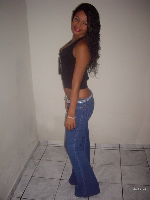 Sultry Mulatto Babe Shows Off Fine Ass: Explicit Amateur Photo Shoot