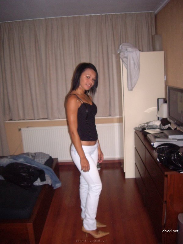 Sultry Mulatto Babe Shows Off Fine Ass: Explicit Amateur Photo Shoot