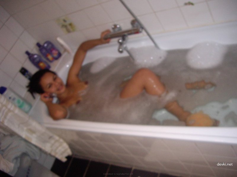 Sultry Mulatto Babe Shows Off Fine Ass: Explicit Amateur Photo Shoot