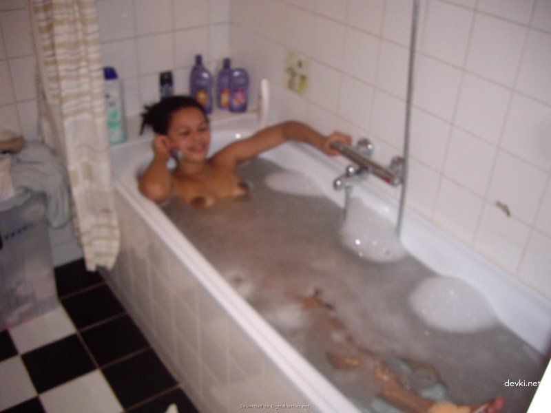 Sultry Mulatto Babe Shows Off Fine Ass: Explicit Amateur Photo Shoot