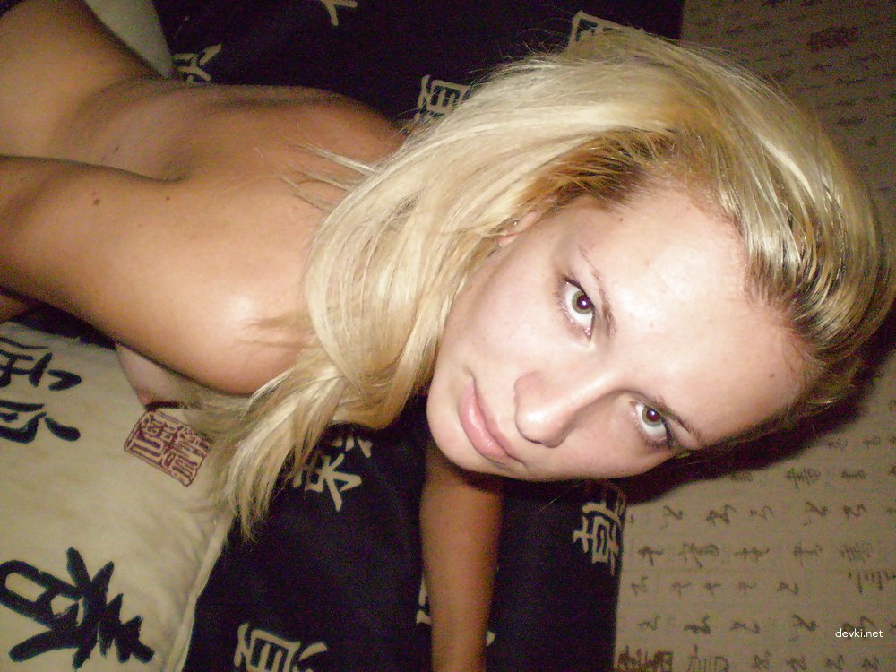 Hot Wife Masturbates for Friend - Explicit Amateur Porn Pic
