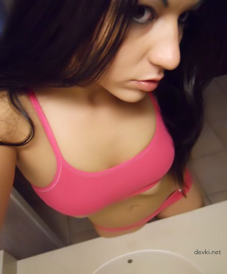 Steamy Amateur Selfie: Seductive Young Woman in Sexy Pose