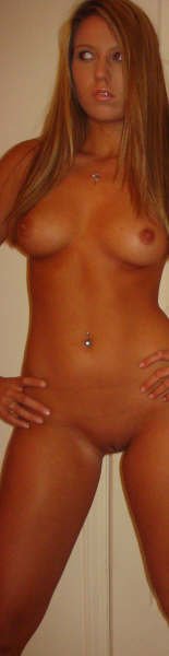 Sizzling Amateur Babe's Racy Mirror Selfies - Explicit Amateur Pics