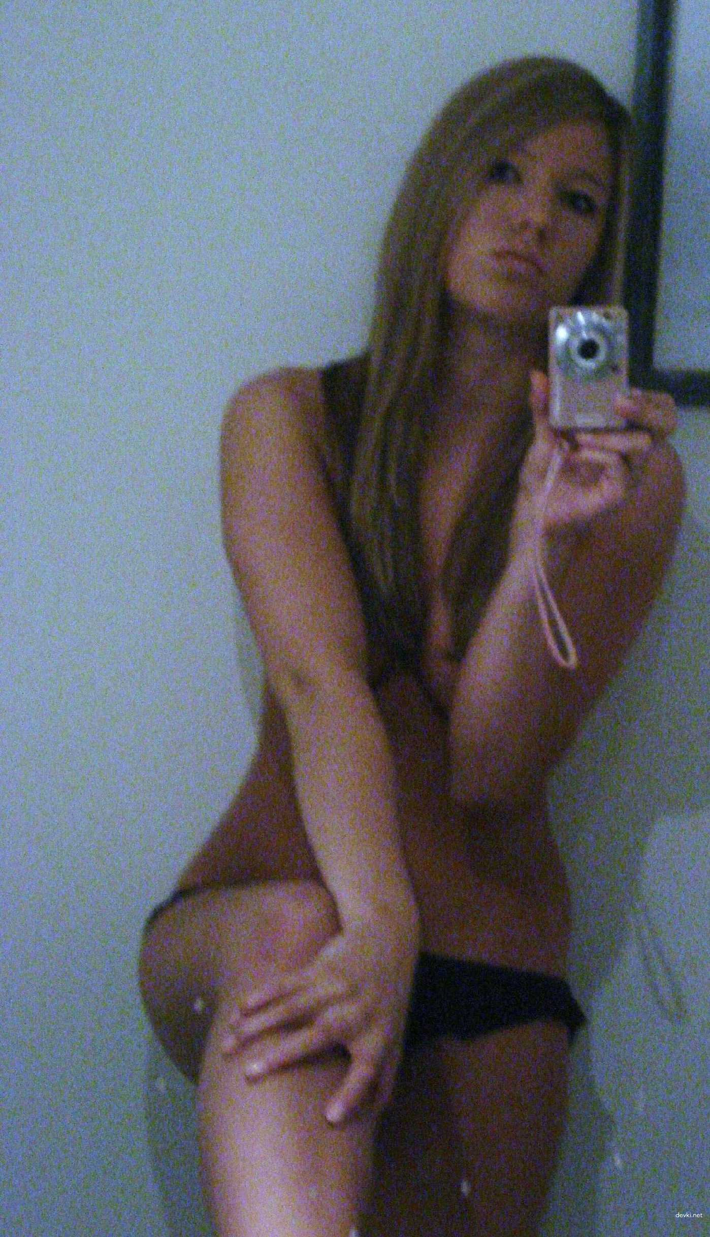 Sizzling Amateur Babe's Racy Mirror Selfies - Explicit Amateur Pics