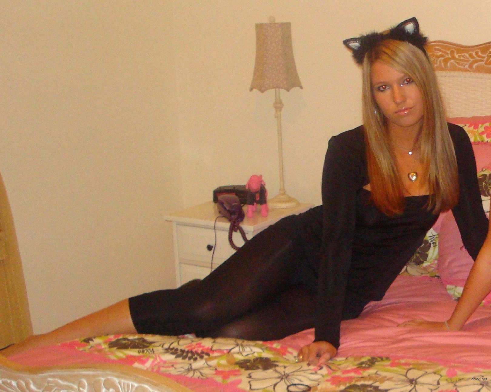 Sizzling Amateur Babe's Racy Mirror Selfies - Explicit Amateur Pics