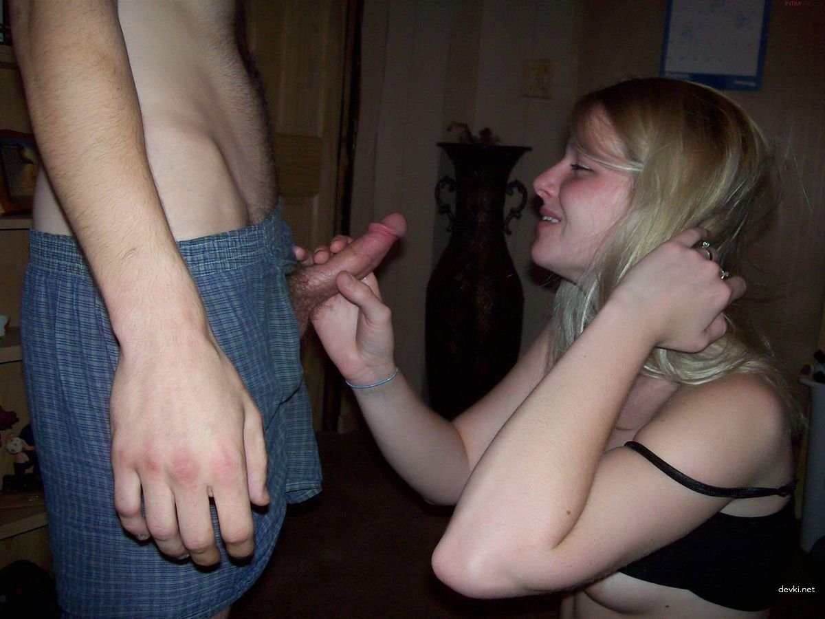 Amateur Girlfriend Sucks Dick with Friend: Hot Blowjob Threesome