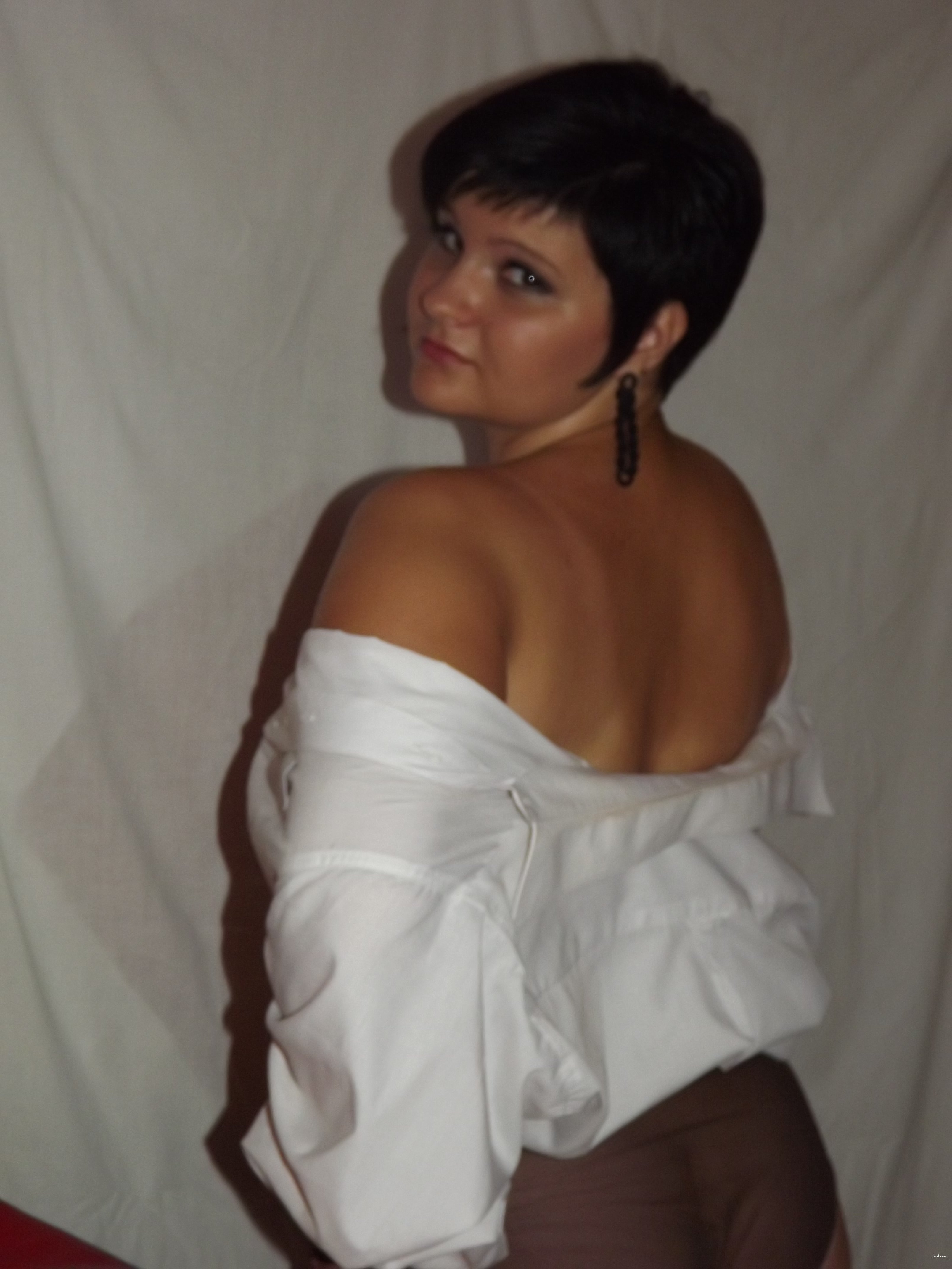Anena's Explicit and Provocative Amateur Photo Session: Raw, Uncensored Shots for Your Pleasure
