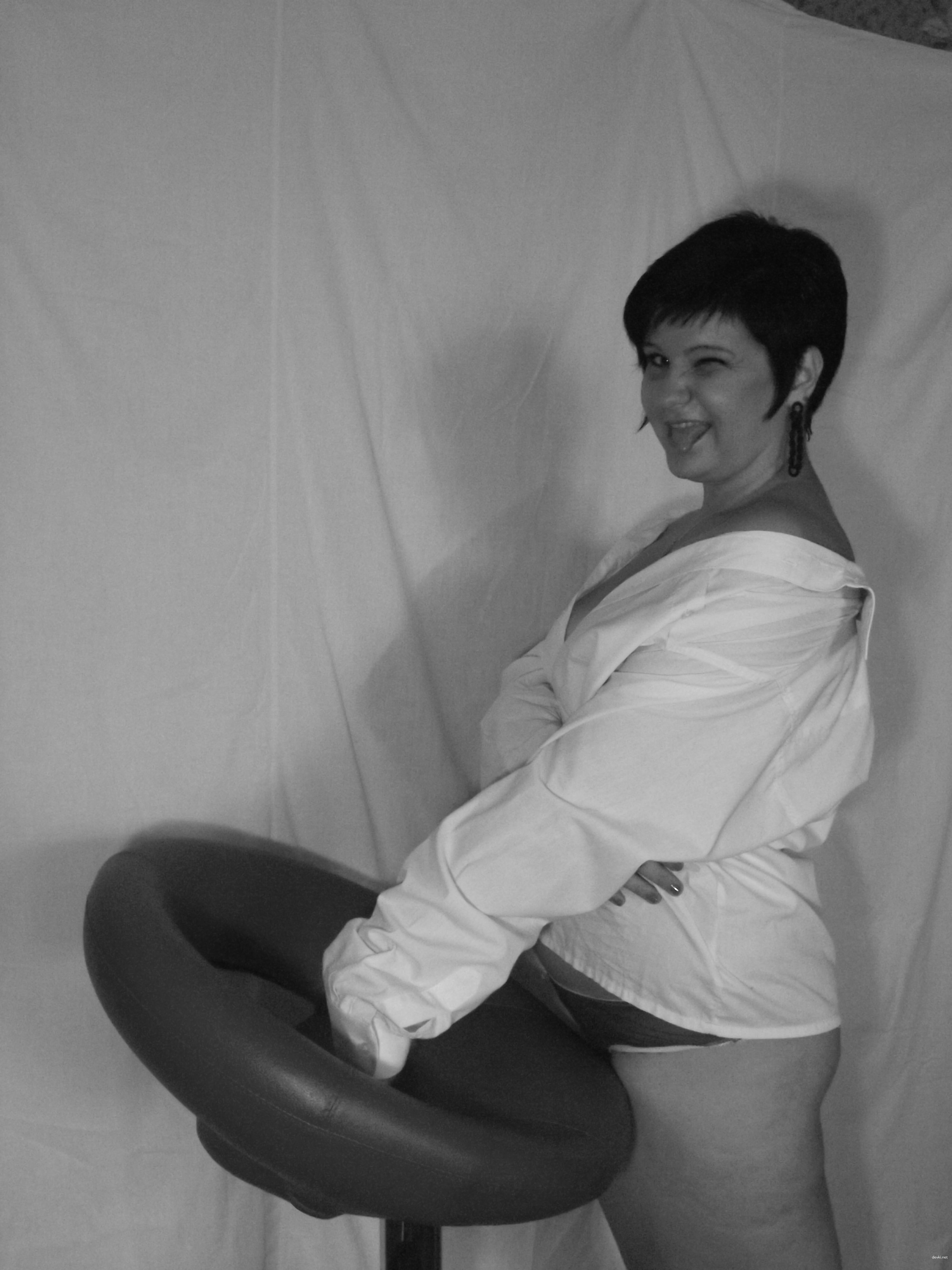 Anena's Explicit and Provocative Amateur Photo Session: Raw, Uncensored Shots for Your Pleasure