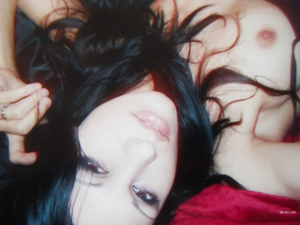 Sultry Amateur Photos: Sexy Girl's Intimate & Sensual Images