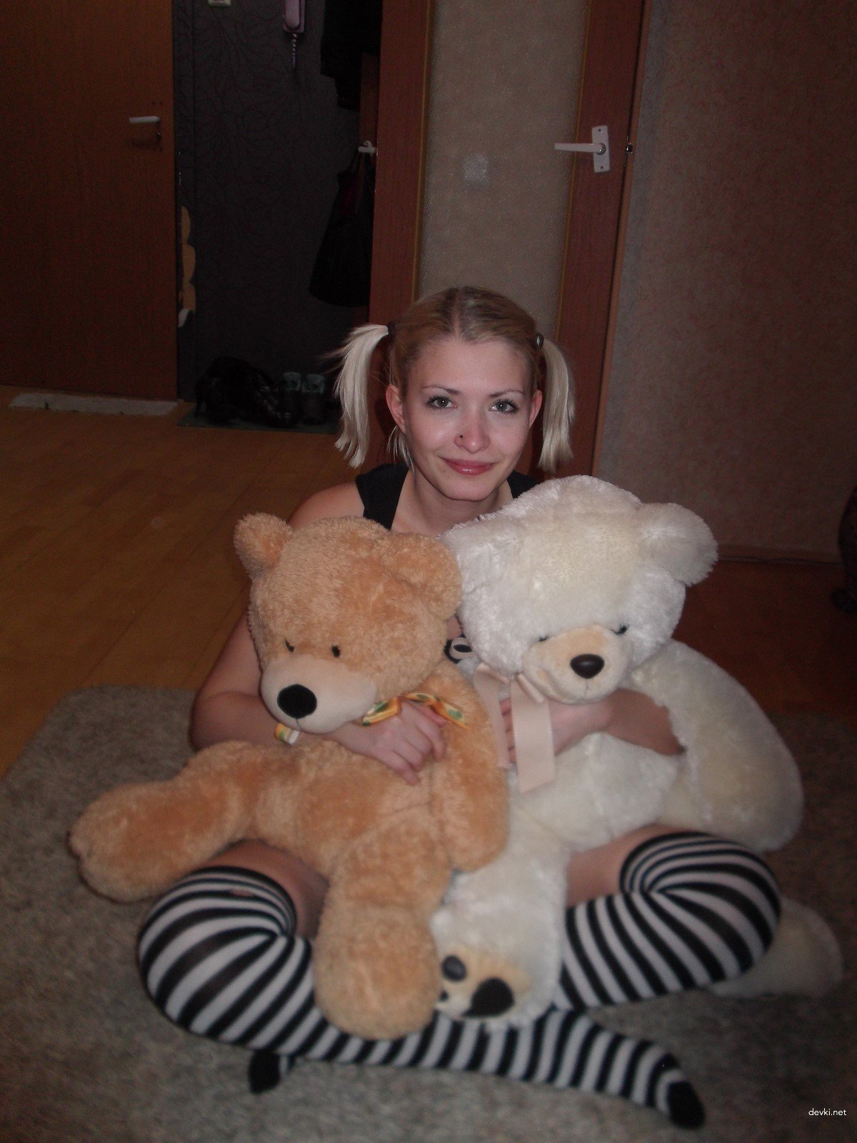 Hot Amateur Nude Girl's Explicit Selfie Photos - Alluring and Provocative Display