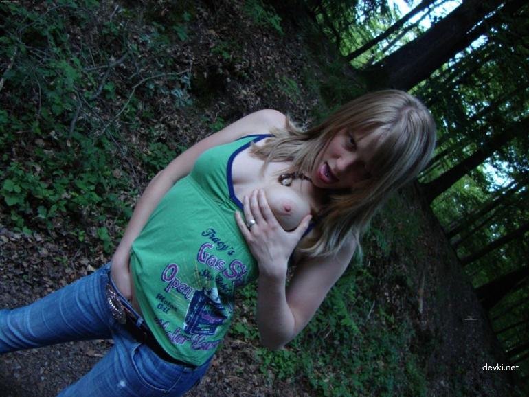 Wild Outdoor Blowjob: Hot Amateur Sucks Dick in Nature