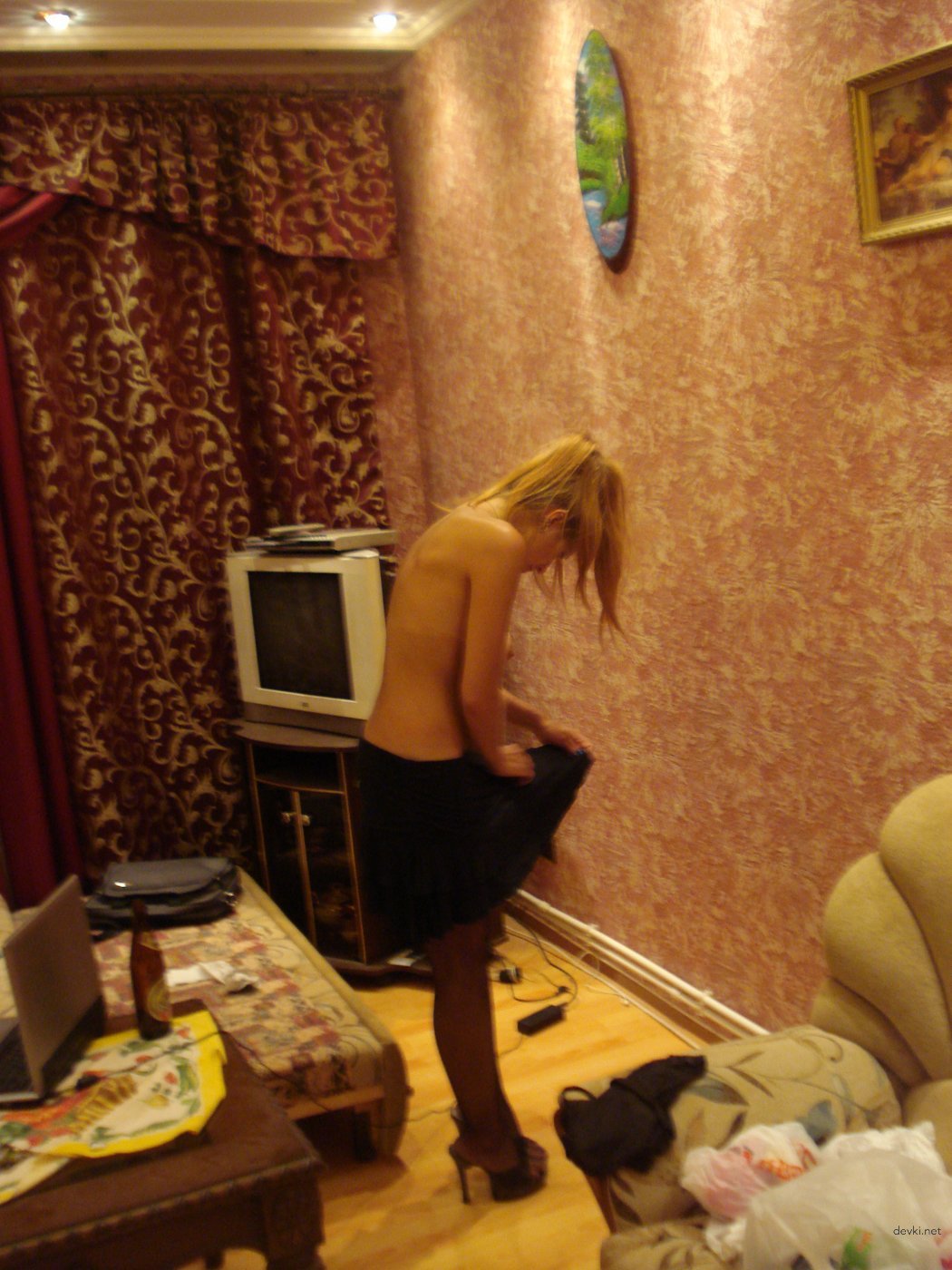 Sizzling Amateur Pics: Sexy Girl Reveals All in Steamy Shots