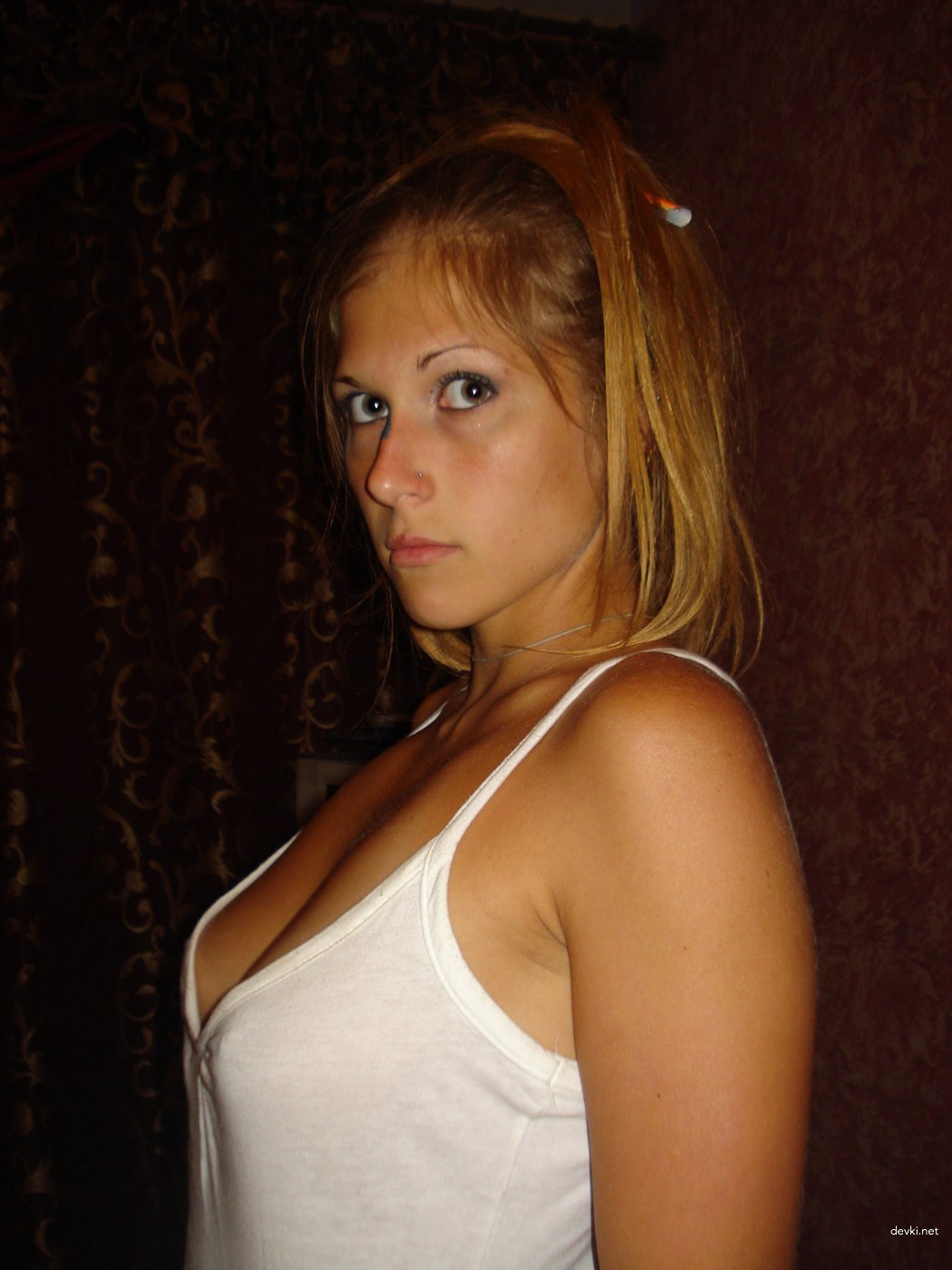 Sizzling Amateur Pics: Sexy Girl Reveals All in Steamy Shots