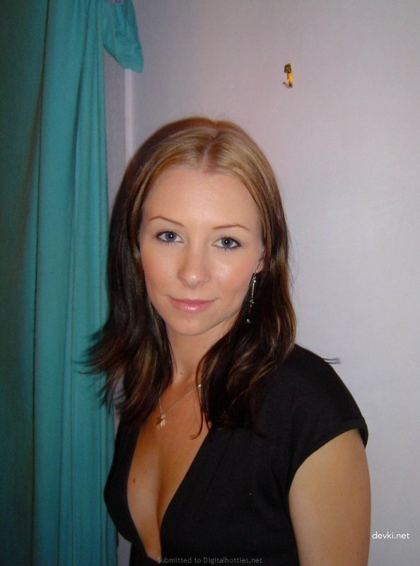 Hot Naked Girlfriend on Bed - Explicit Amateur Photo