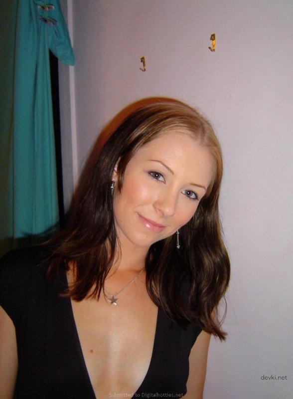 Hot Naked Girlfriend on Bed - Explicit Amateur Photo