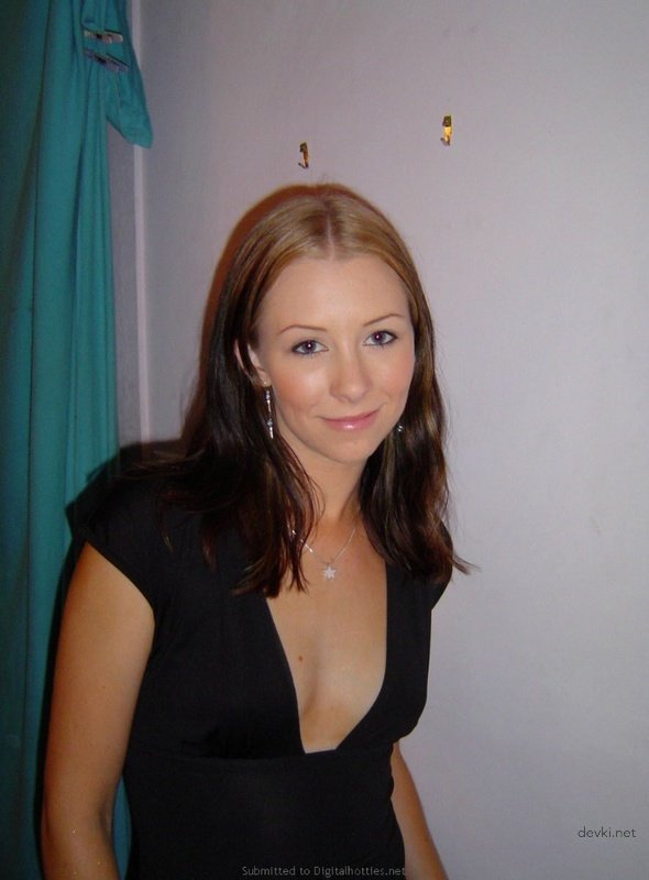 Hot Naked Girlfriend on Bed - Explicit Amateur Photo