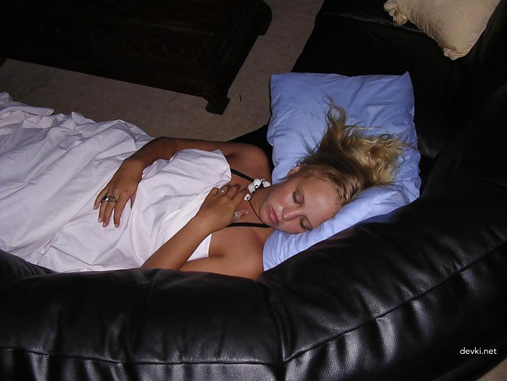 Amateur Babe's Pussy Lit Up by Flashlight for Extreme Close-Up Action