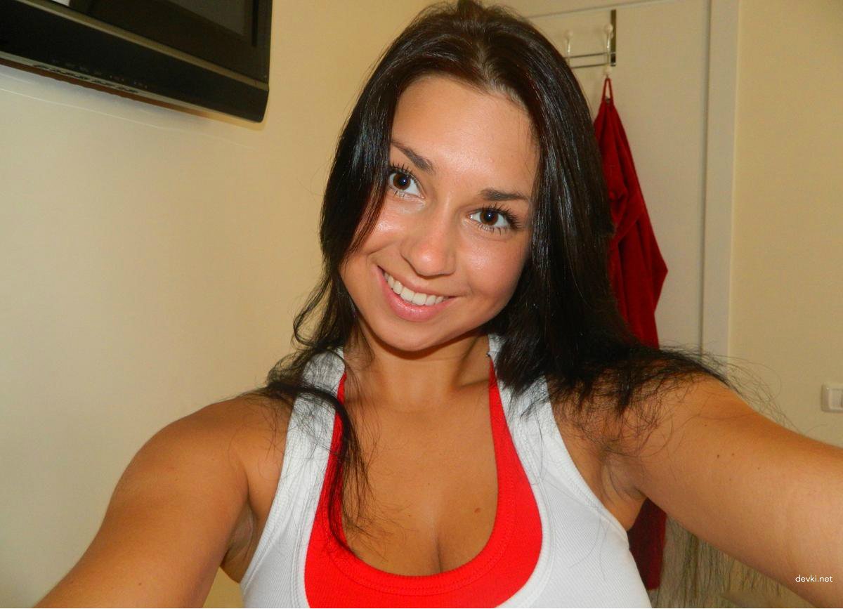 XXX Busty Amateur Babe Exposing Big Tits - Topless Boobs Pic