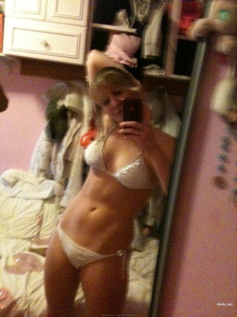 Blonde Amateur Selfie Porn: Hot Slut's Explicit XXX Pics