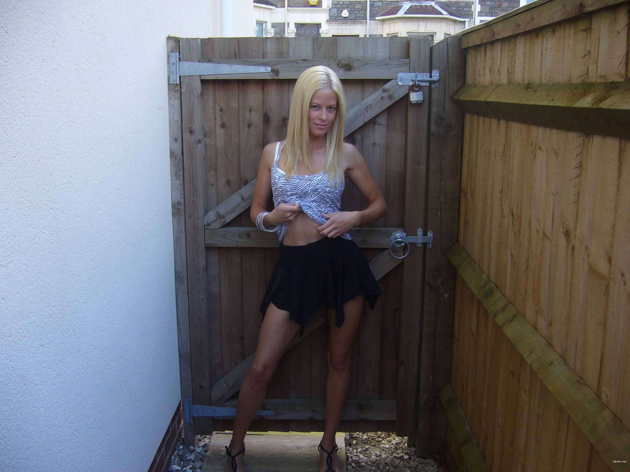 Hot Amateur Babe's Explicit Erotic Photoshoot: Uncensored XXX Content