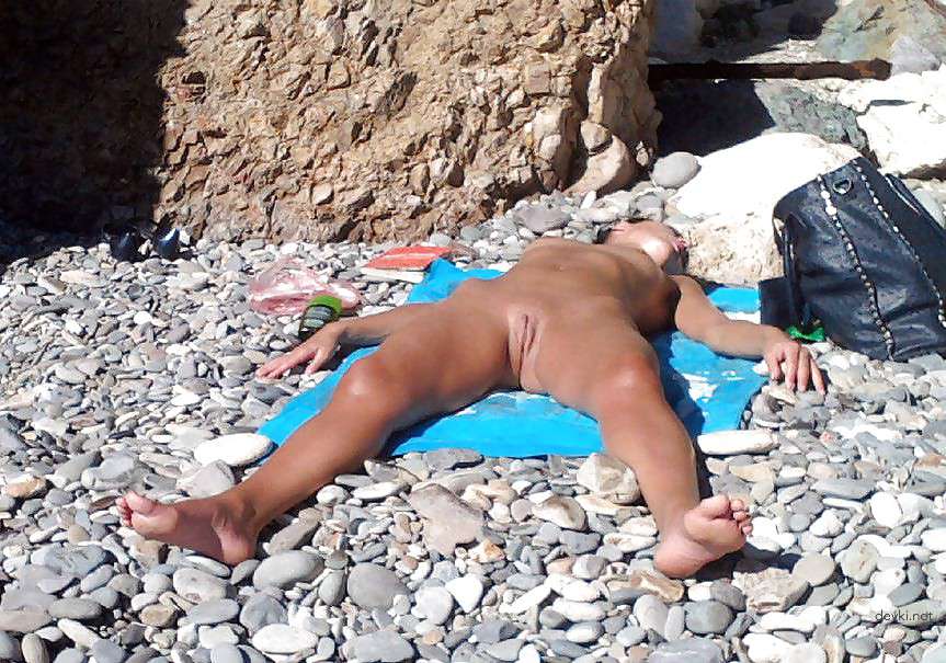 Amateur Babes Strip Down in Explicit Porn Pics - Hot Naked Women Exposed!