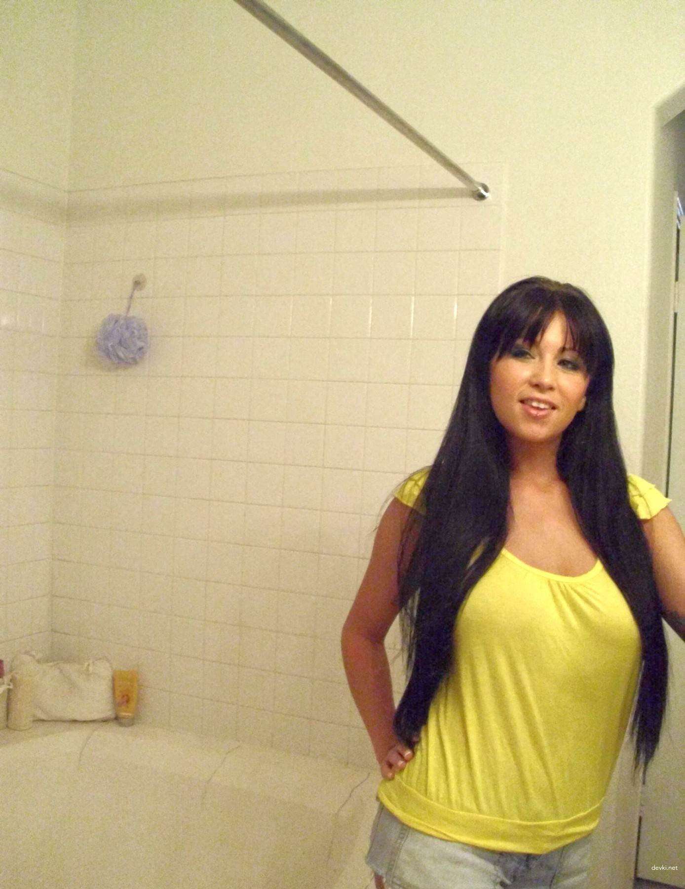Voluptuous Vixen Strips Down in Mirror Selfie - XXX Amateur Babe Exposed