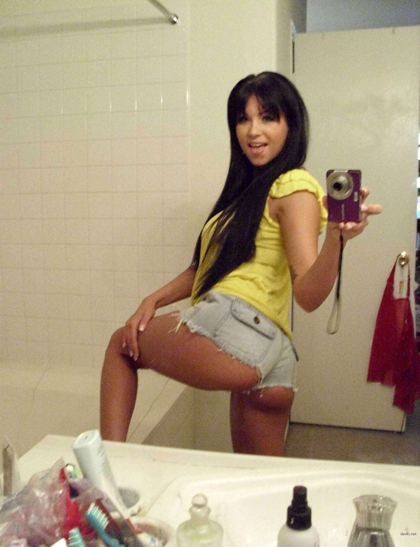 Voluptuous Vixen Strips Down in Mirror Selfie - XXX Amateur Babe Exposed
