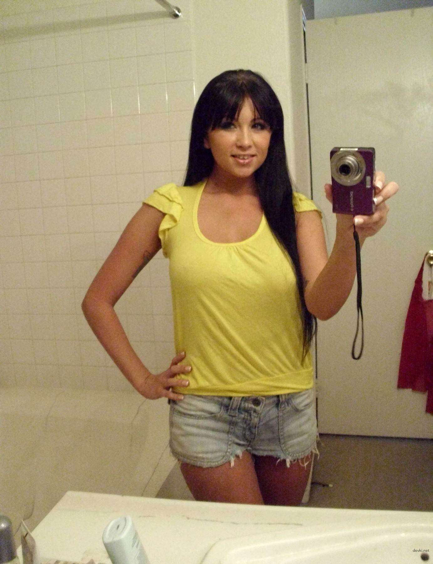 Voluptuous Vixen Strips Down in Mirror Selfie - XXX Amateur Babe Exposed