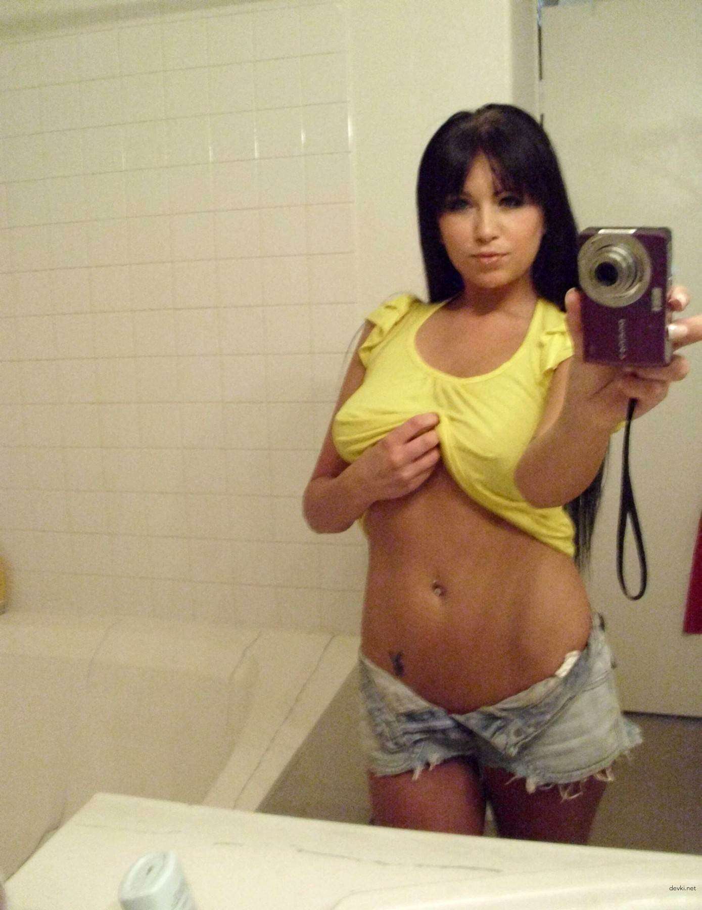 Voluptuous Vixen Strips Down in Mirror Selfie - XXX Amateur Babe Exposed