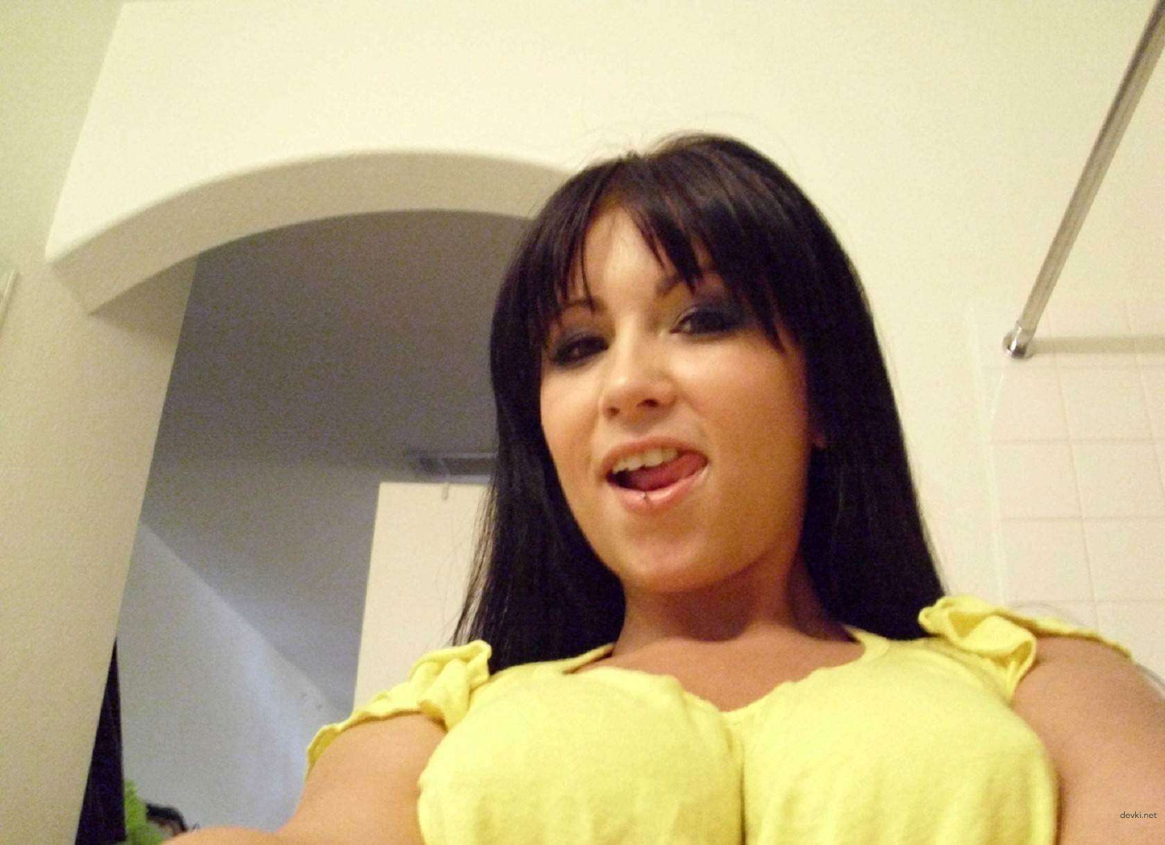 Voluptuous Vixen Strips Down in Mirror Selfie - XXX Amateur Babe Exposed