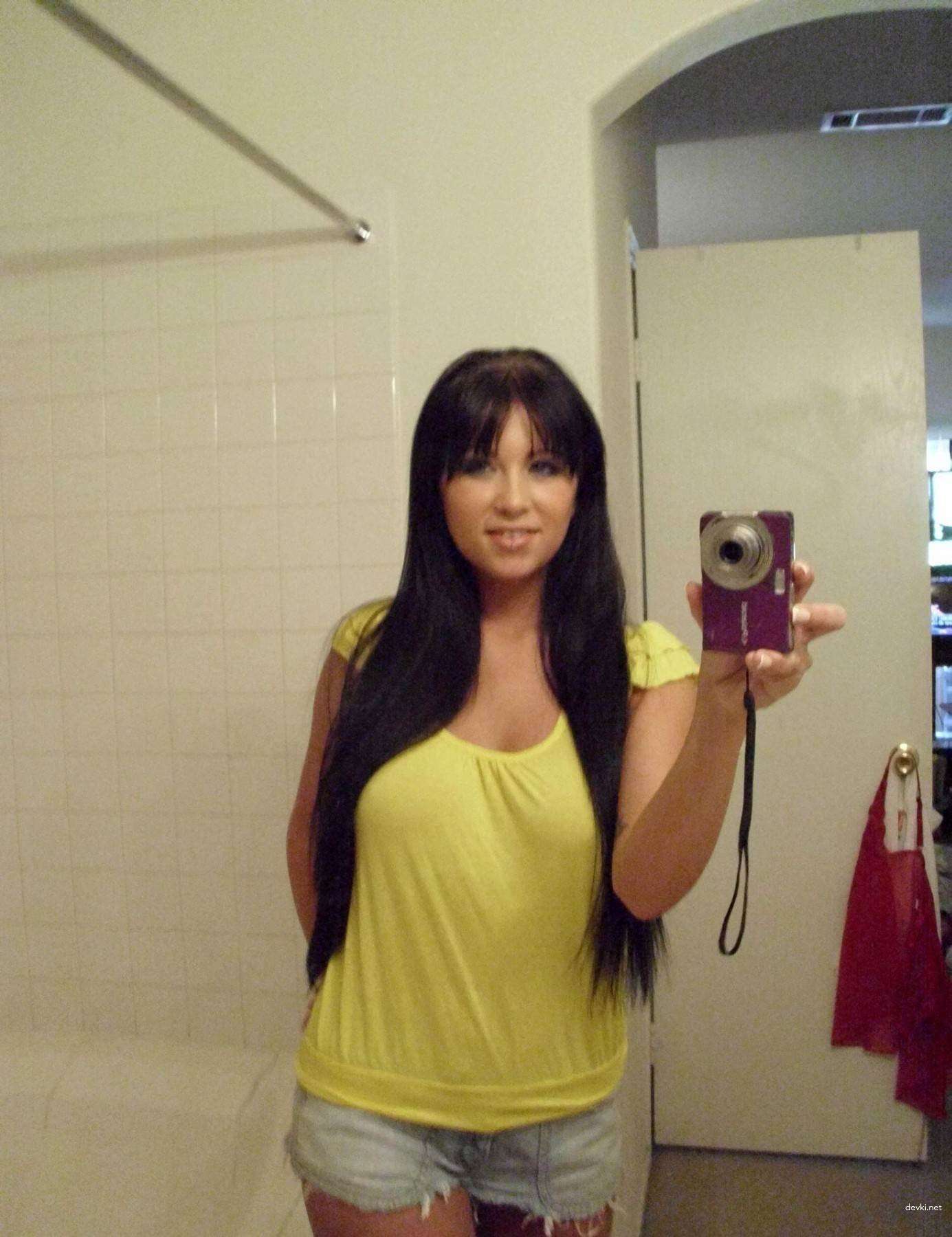 Voluptuous Vixen Strips Down in Mirror Selfie - XXX Amateur Babe Exposed