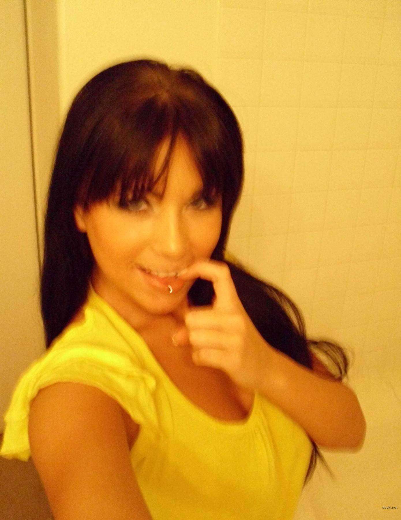 Voluptuous Vixen Strips Down in Mirror Selfie - XXX Amateur Babe Exposed