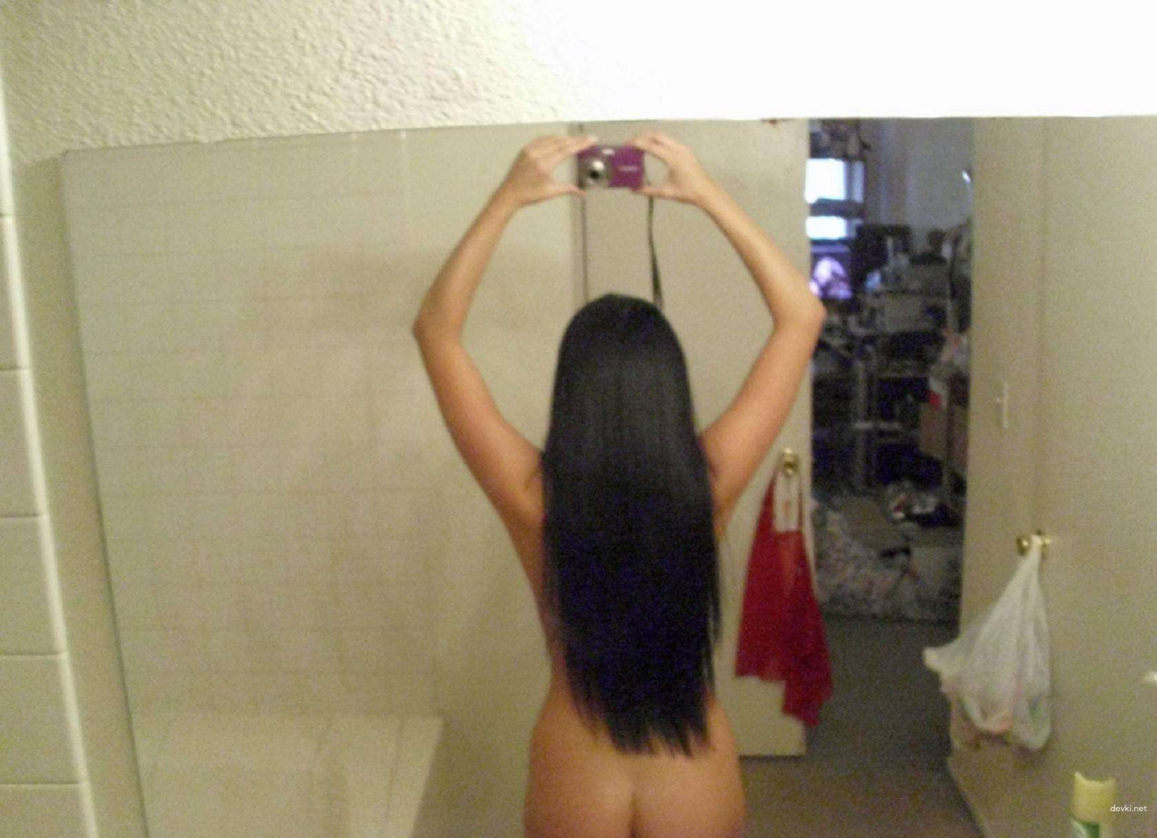 Voluptuous Vixen Strips Down in Mirror Selfie - XXX Amateur Babe Exposed